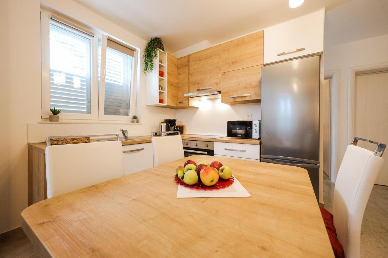 Apartmani Lelu Pridraga Eksteriør billede
